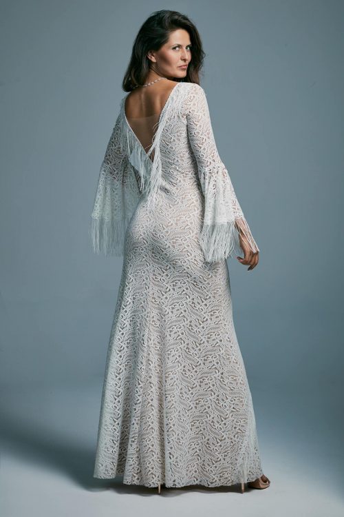 Pięknie wykończona suknia ślubna modelująca sylwetkę Porto 46