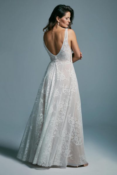 Bold and airy wedding dress with a deep neckline Porto 48