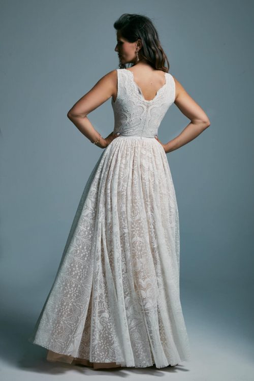 Piękna, klasyczna suknia ślubna z szerokimi ramiączkami Porto 32