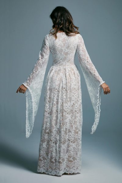 Koronkowa suknia ślubna w stylu boho z rękawami jak u wróżki Porto 17