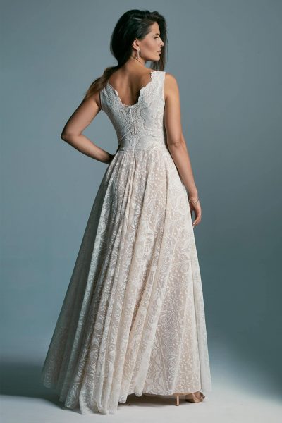 Elegant, classic wedding dress ideal for any figure. Porto 52