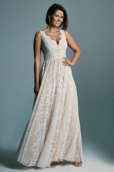 Elegant, classic wedding dress ideal for any figure. Porto 52