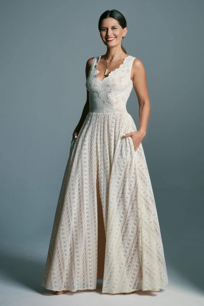 Hourglass-shaped wedding dress with wide straps Barcelona 13