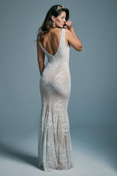 A mermaid wedding dress modeling the silhouette. Porto 42