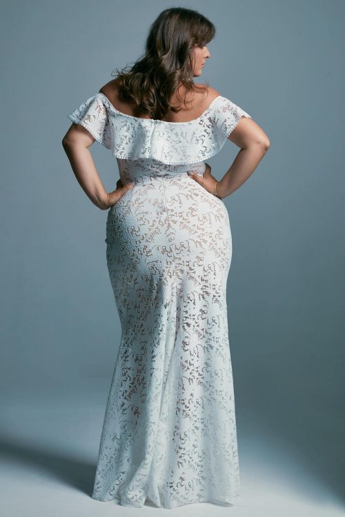 Suknia ślubna plus size o kroju hiszpańskim o fasonie rybki genialnie eksponuje kobiecą figurę w rozmiarze XXL.