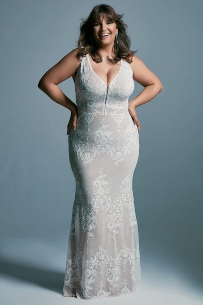 Sexy plus size wedding dress with a mermaid cut close to the body Porto 42 plus size