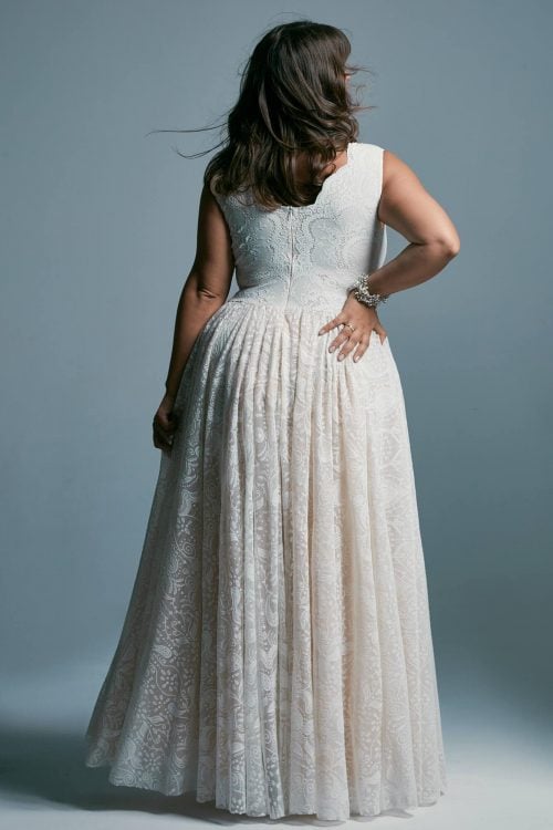 Suknia ślubna plus size o najmodniejszym kroju z pięknym dekoltem Porto 45 plus size
