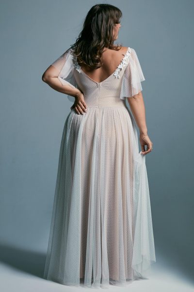 Plus size wedding dress made of delicate tulle with a V-neck Barcelona 18 plus size