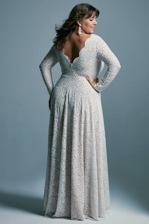 A sensual plus size wedding dress with a deep skirt cut Porto 36 plus size