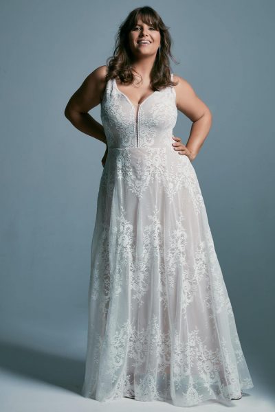 Suknia ślubna plus size z odważnym dekoltem eksponująca biust i plecy Porto 48 plus size