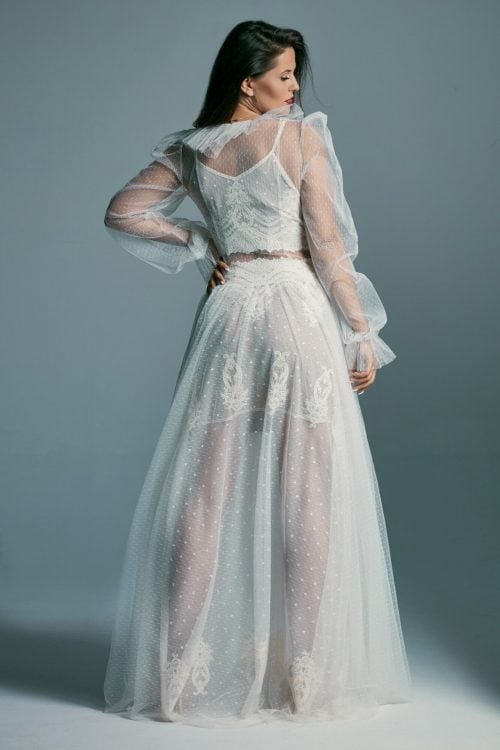 Piękna suknia ślubna w stylu retro okryta delikatnym tiulem Barcelona 20