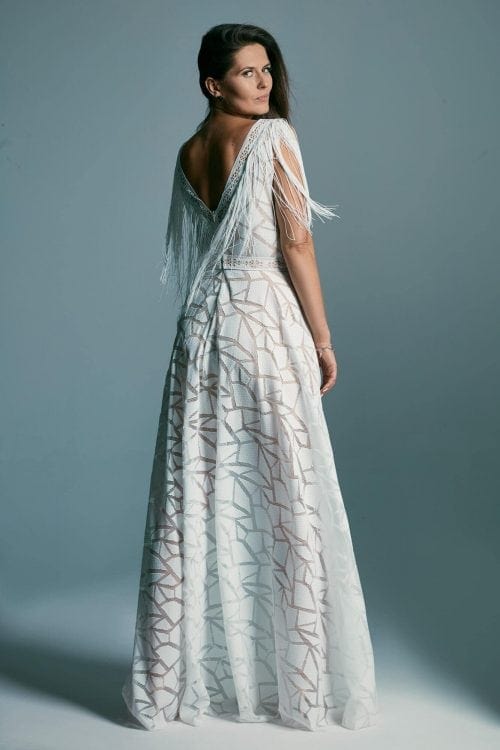 Suknia ślubna z odważnym rozcięciem z koronki o geometrycznym wzorze Santorini 3
