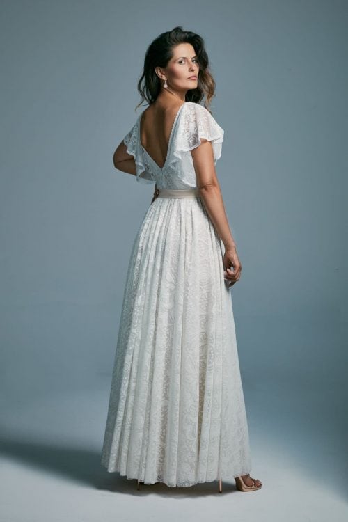 Biała suknia ślubna z falbaniastymi rękawami okrywająca ramiona Porto 35