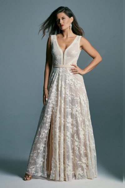 Klasyczna w formie suknia ślubna, z pięknej koronki na cielistej podszewce Barcelona 19