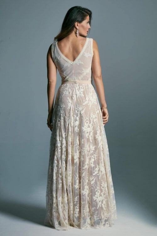 Klasyczna w formie suknia ślubna, z pięknej koronki na cielistej podszewce Barcelona 19
