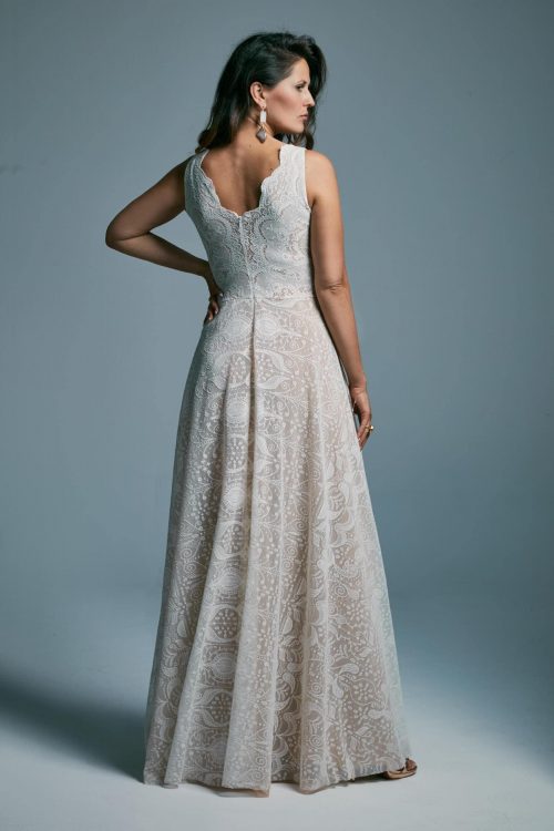 Zwiewna suknia ślubna o klasycznym kroju z pięknie zdobionym dekoltem Porto 47