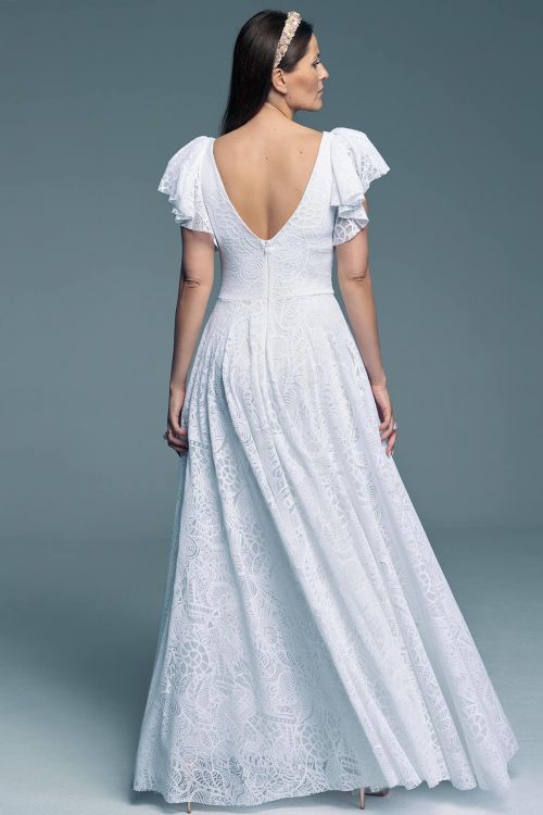 Zwolenniczka klasycznej sukni ślubnej, ale przeciwniczka nudy? Biała koronka i oryginalne rękawki to połączenie, w którym możesz się zakochać!
