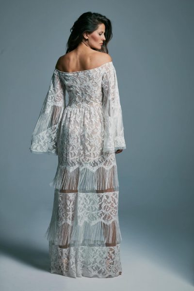 A wedding dress slides off the shoulders for a brave bride Porto 49