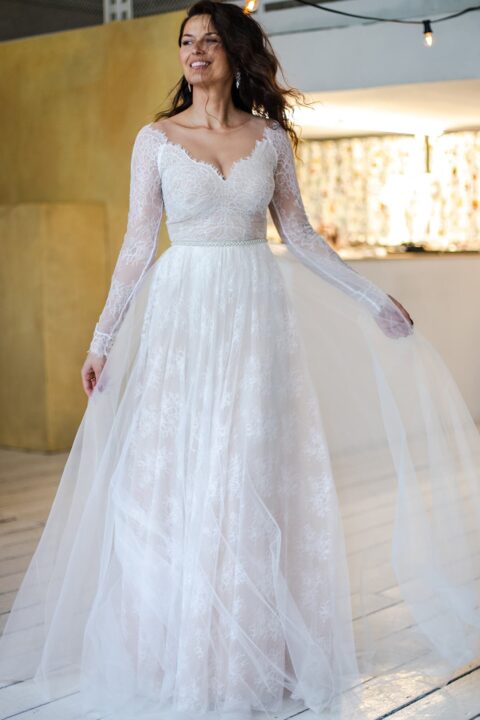 suknia ślubna z długimi rękawami, koronkowym dekoltem i tiulowym dołem