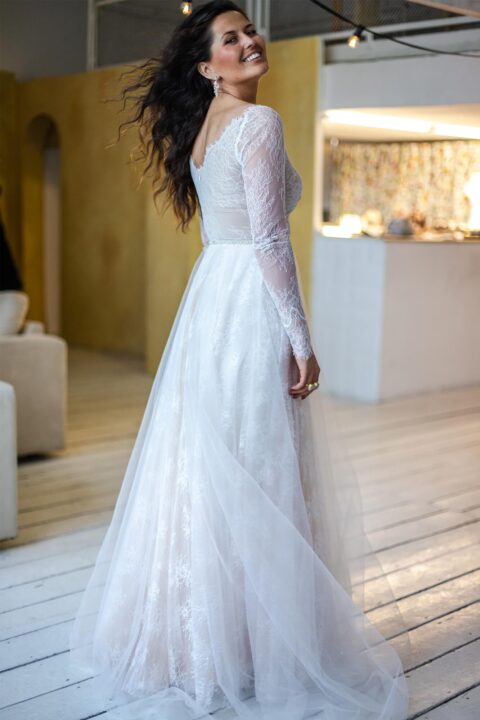 Suknia ślubna z długimi koronkowymi rękawami i tiulowym dołem, widok z tyłu.