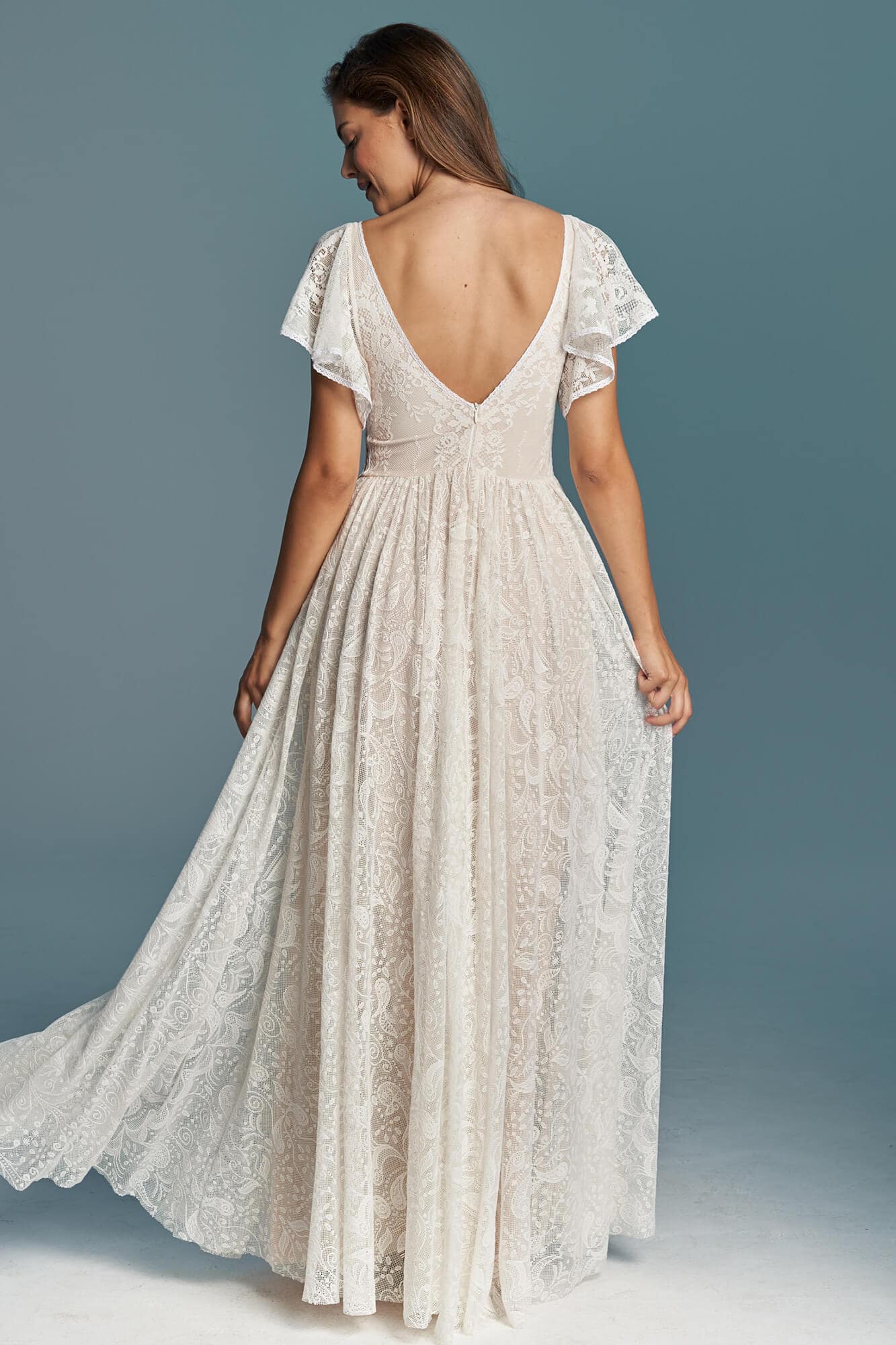 suknia ślubna z koronkowymi rękawami i dekoltem w kształcie litery V z tyłu