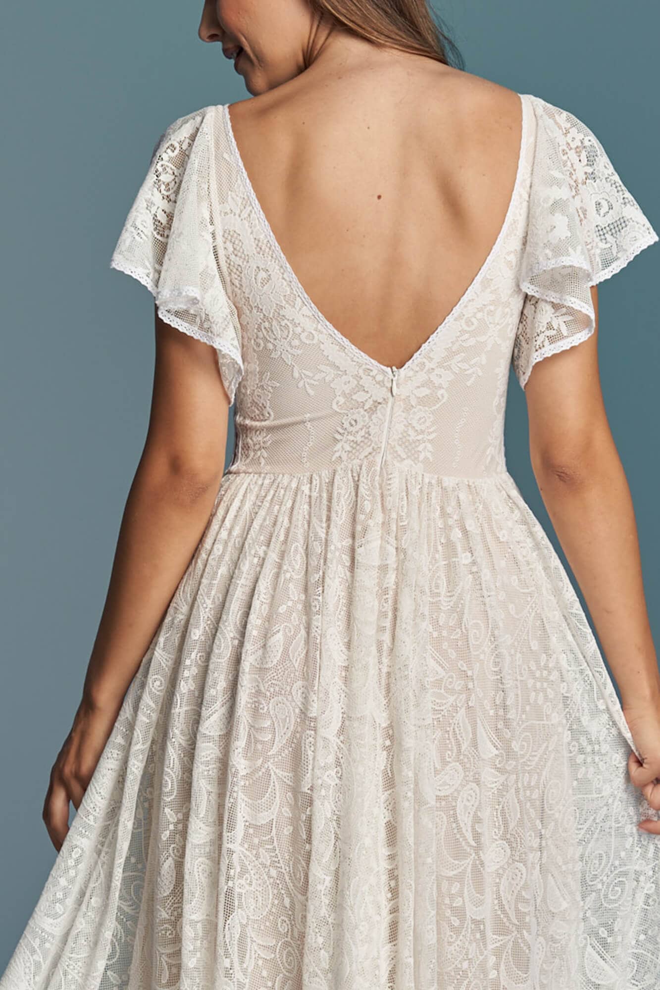 suknia ślubna z dekoltem w serek i krótkimi rękawami, wykonana z koronkowego materiału