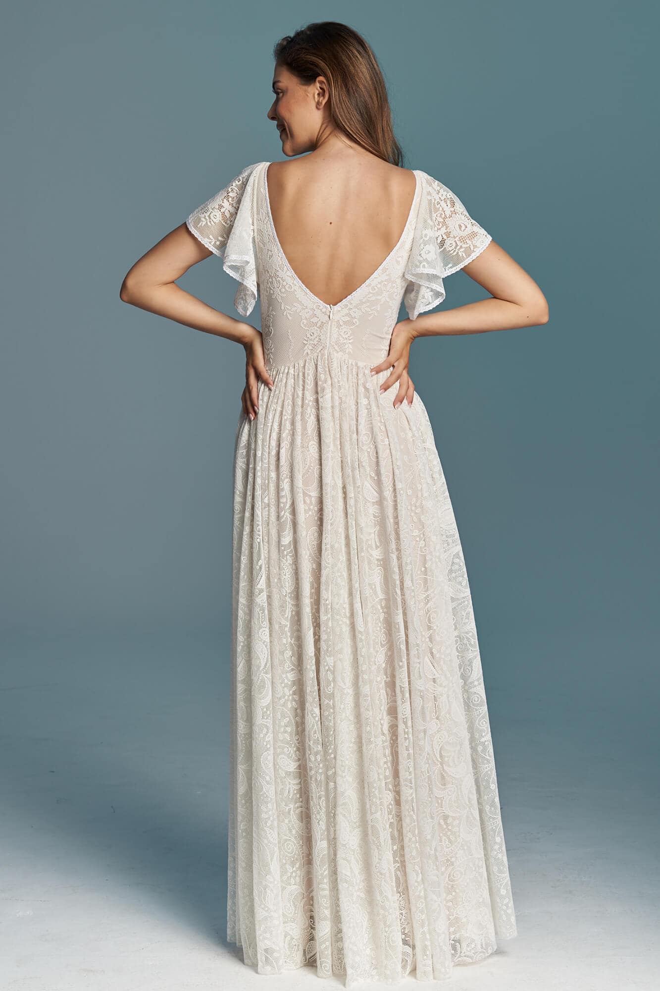 suknia ślubna z dekoltem w serek i krótkimi rękawami z koronkowym wykończeniem