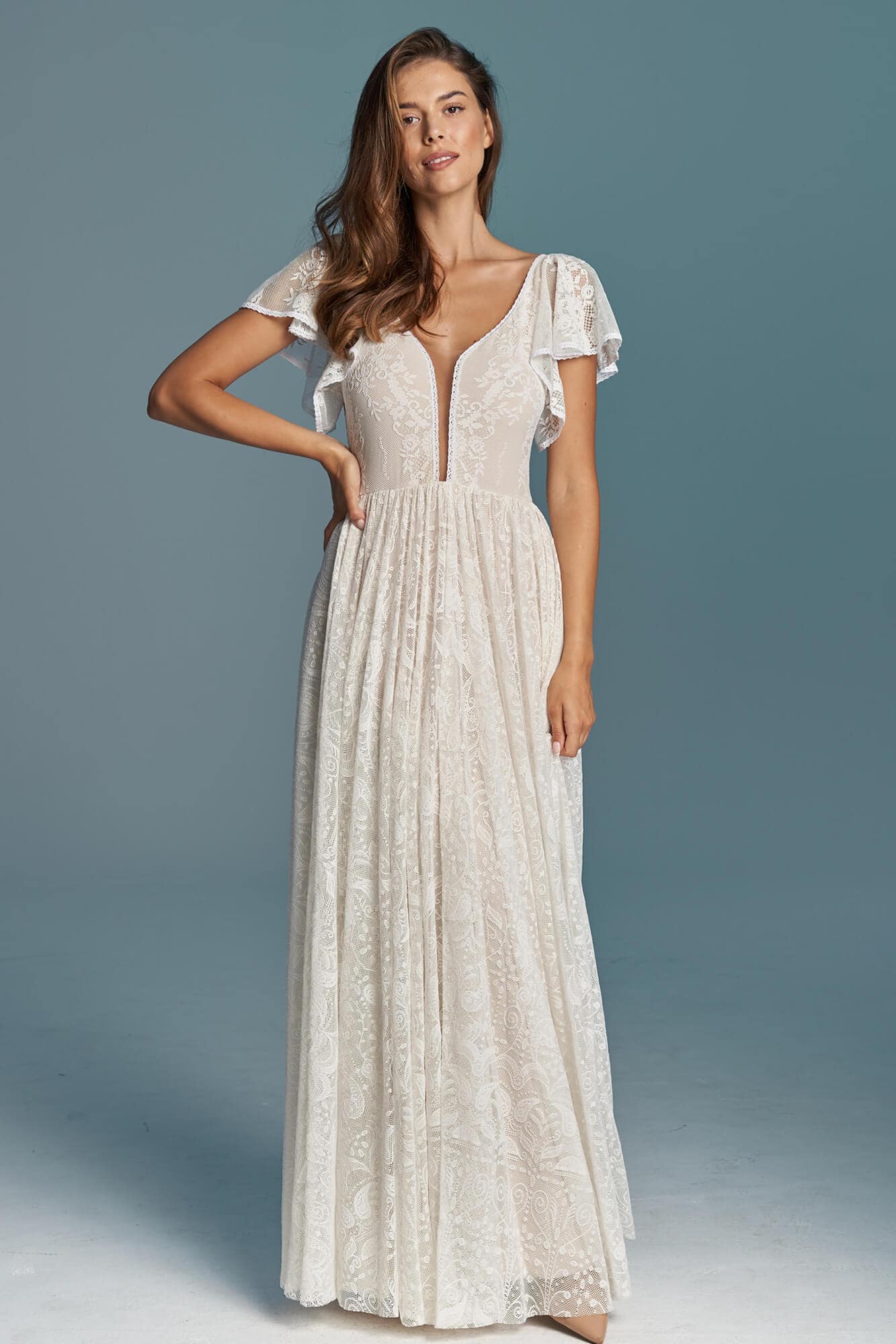 suknia ślubna z dekoltem w serek, z krótkimi rękawami i plisowanym dołem w jasnym kolorze