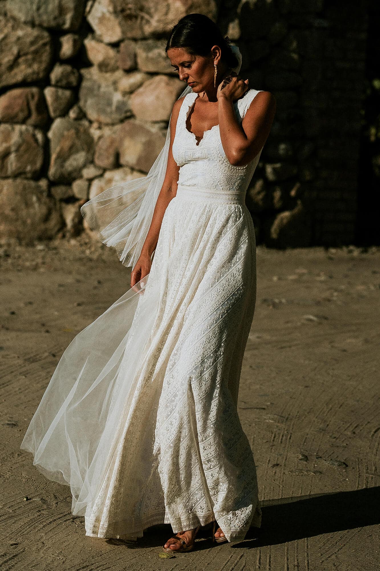 suknia ślubna z koronkowym wykończeniem, model z odkrytymi ramionami i długim welonem