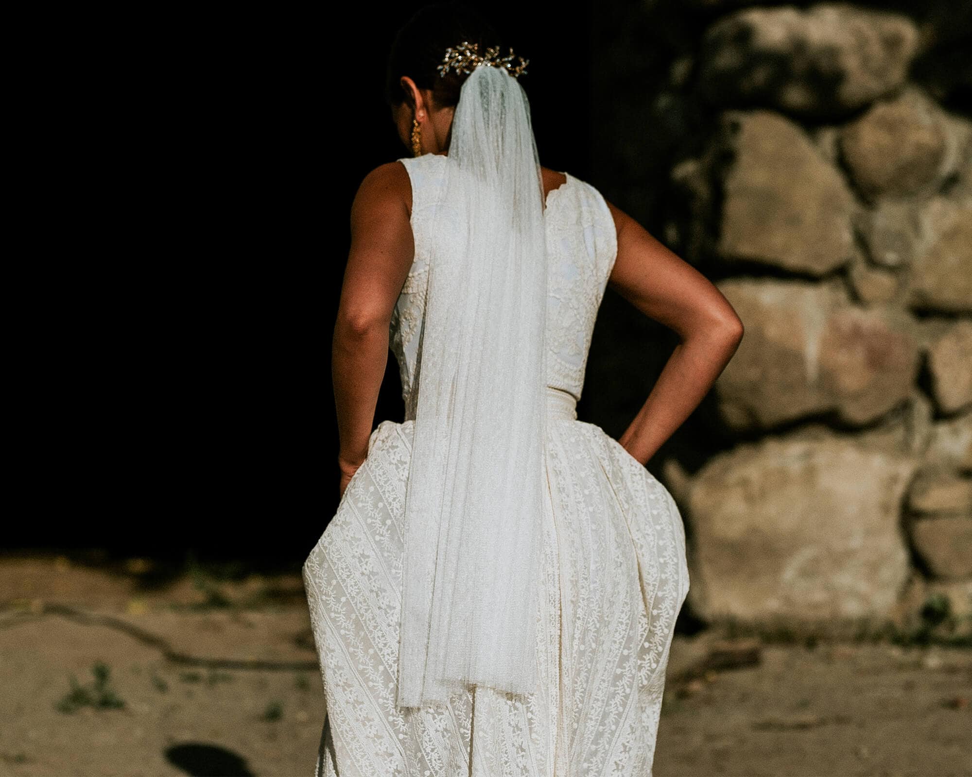 suknia ślubna z długim welonem, widok z tyłu, w jasnym kolorze z detalami na tkaninie