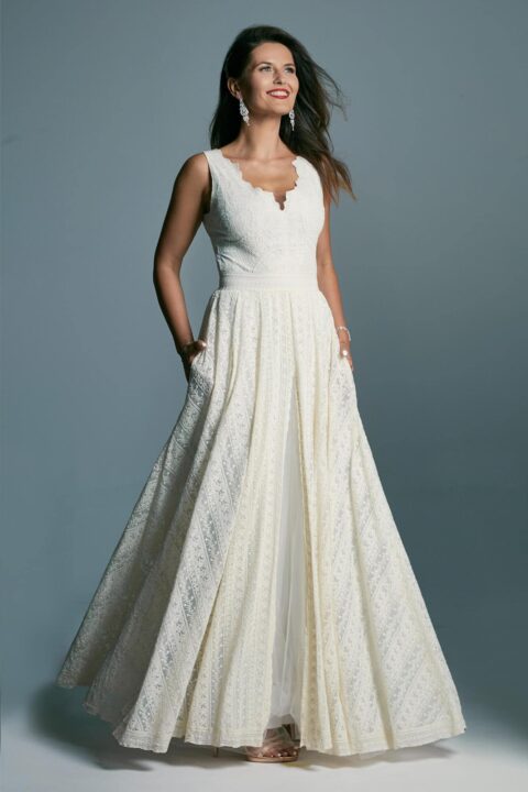 suknia ślubna z dekoltem w serek, z długim, rozkloszowanym dołem i kieszeniami po bokach