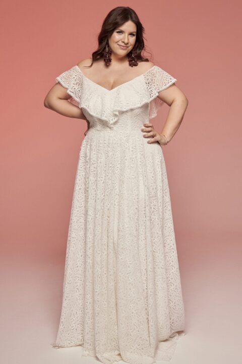 suknia ślubna z odkrytymi ramionami i falbaną, w kolorze białym z delikatnym wzorem.