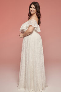 suknia ślubna w kolorze białym z koronkowym wykończeniem i falbaną na ramionach