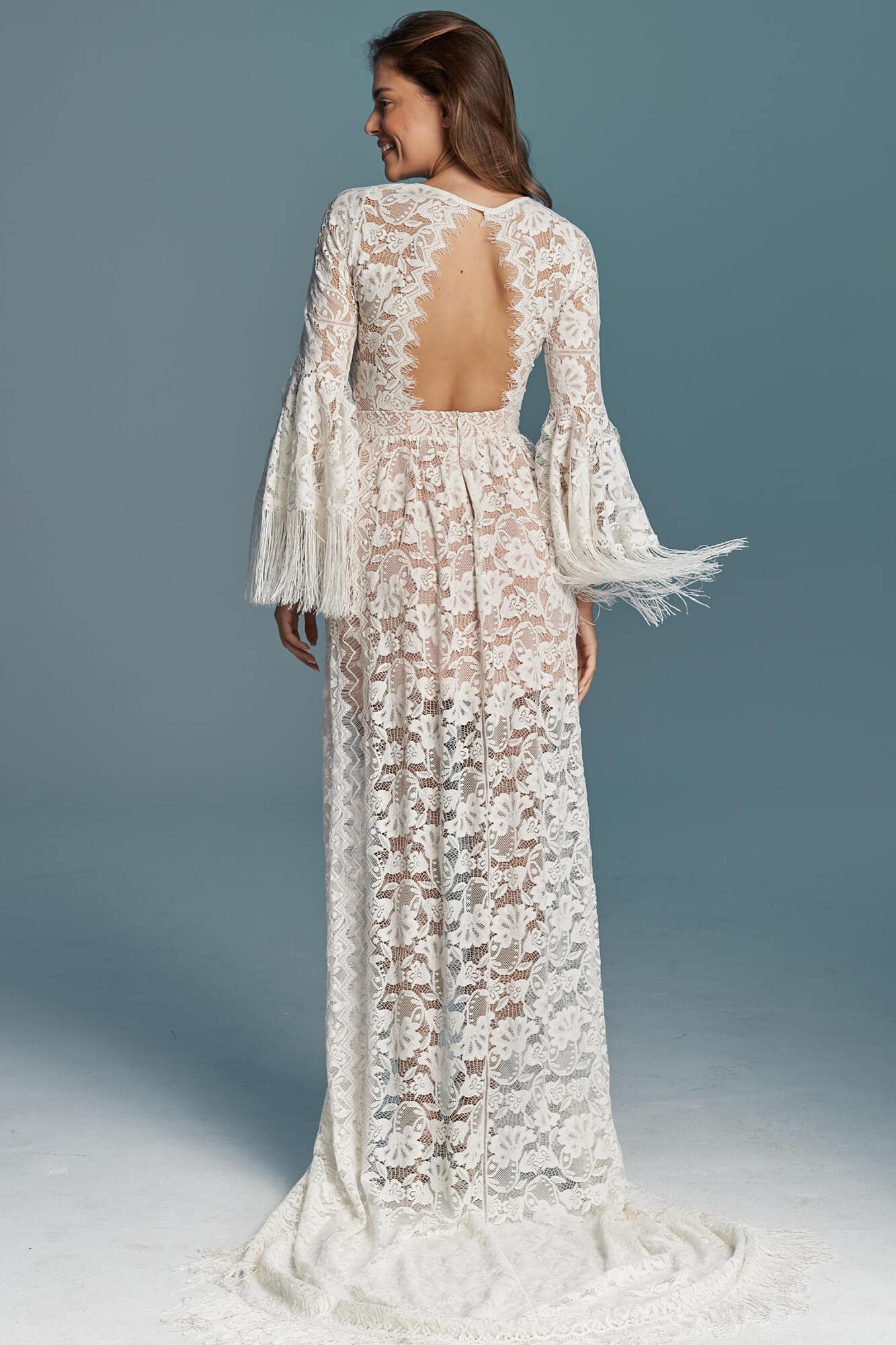 suknia ślubna z długimi rękawami, koronkowym wykończeniem i odkrytymi plecami