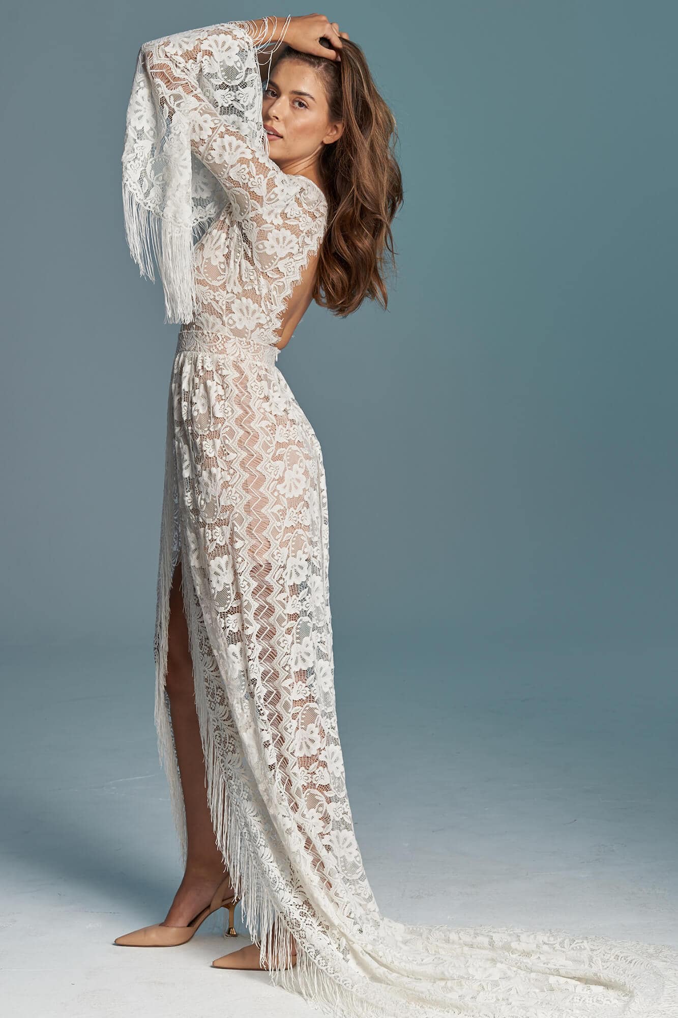 suknia ślubna o długich rękawach, z koronkowym wykończeniem i rozcięciem na boku