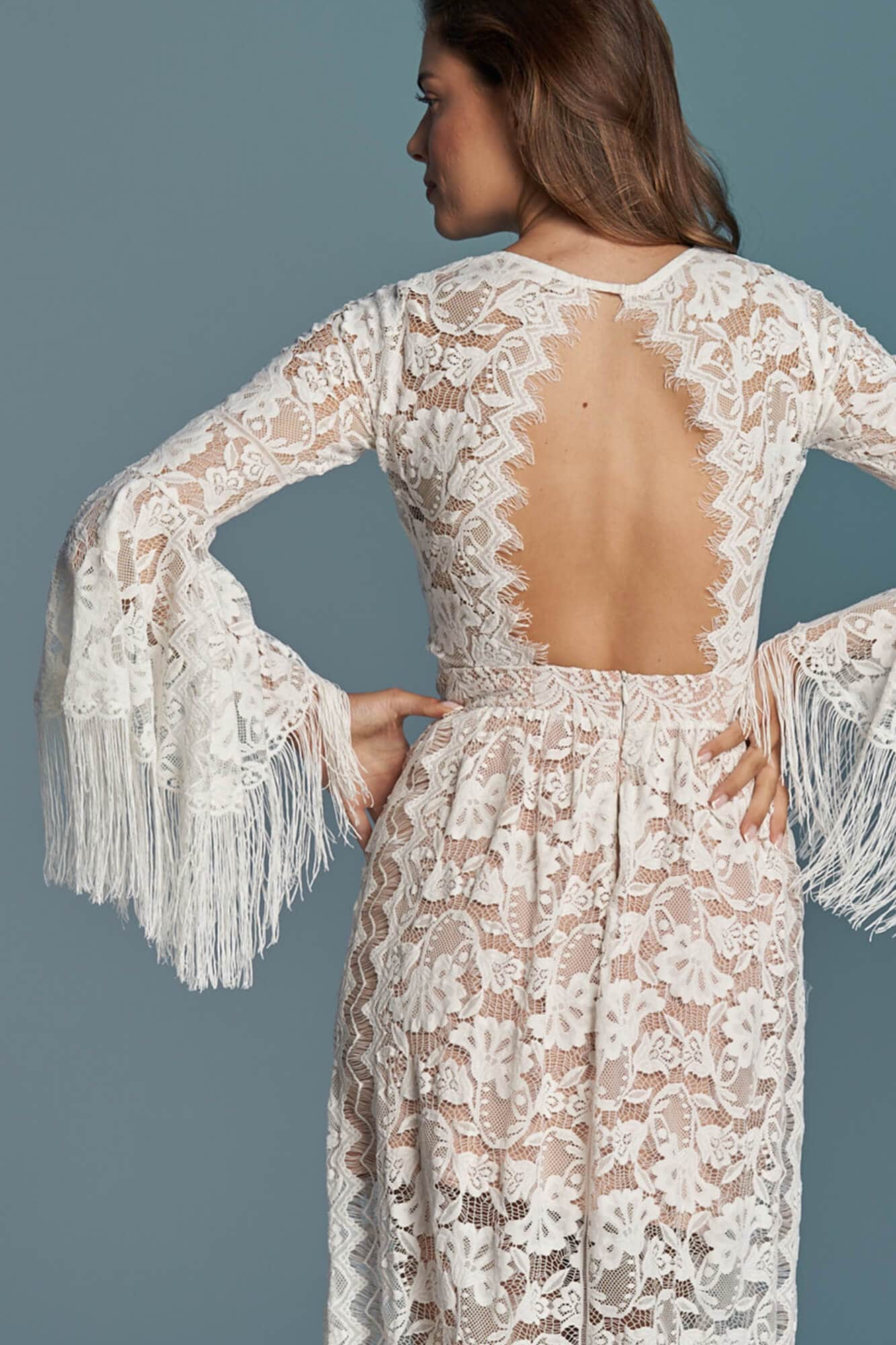 suknia ślubna z koronkowym wzorem, długimi rękawami i odkrytymi plecami