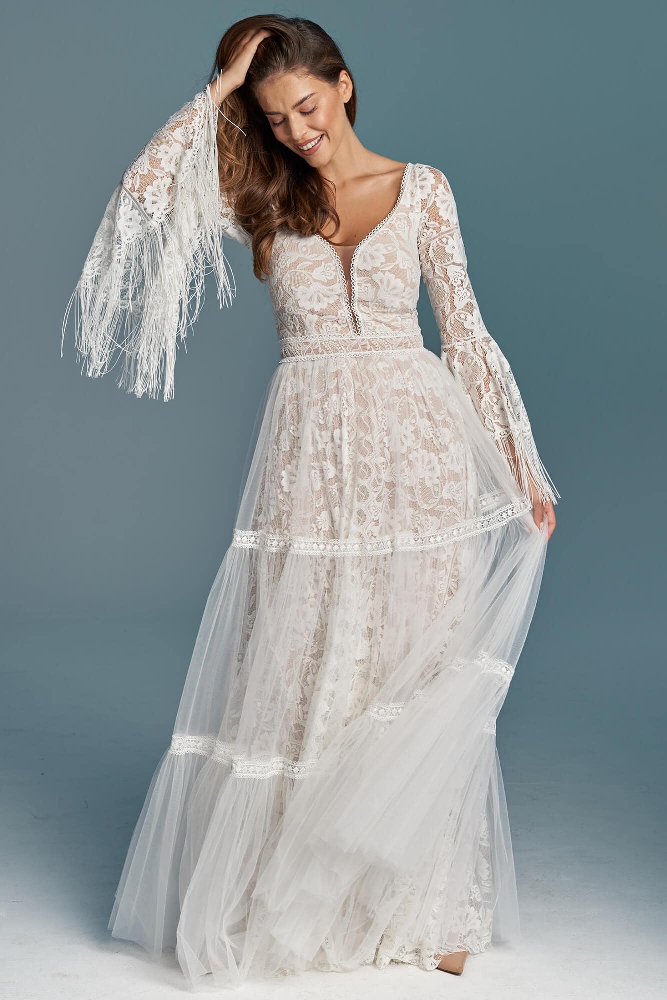 suknia ślubna z długimi rękawami, koronkowym zdobieniem i tiulowym dołem