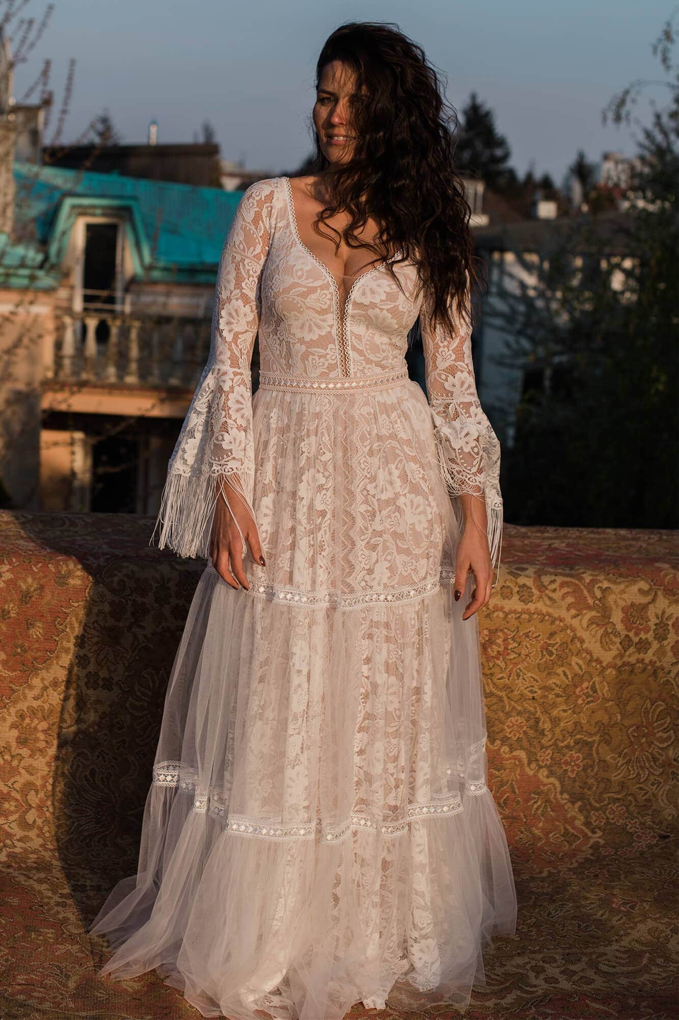 suknia ślubna z długimi koronkowymi rękawami i dekoltem w serek, z haftem i zwiewnym dołem