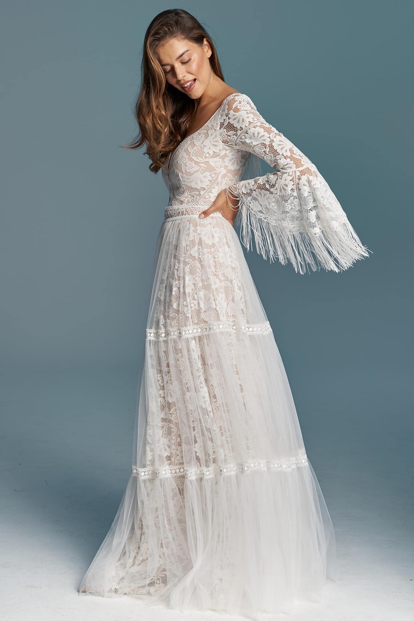 suknia ślubna z długimi rękawami i frędzlami, w kolorze białym, z koronkowym wykończeniem
