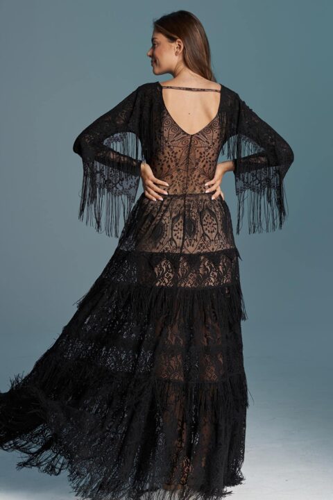 suknia z długimi rękawami, z koronkowym wykończeniem i falbanami, w kolorze czarnym