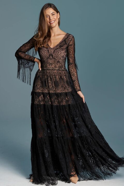 suknia z długimi rękawami, wykonana z czarnej koronki, z frędzlami na rękawach i warstwowym dołem
