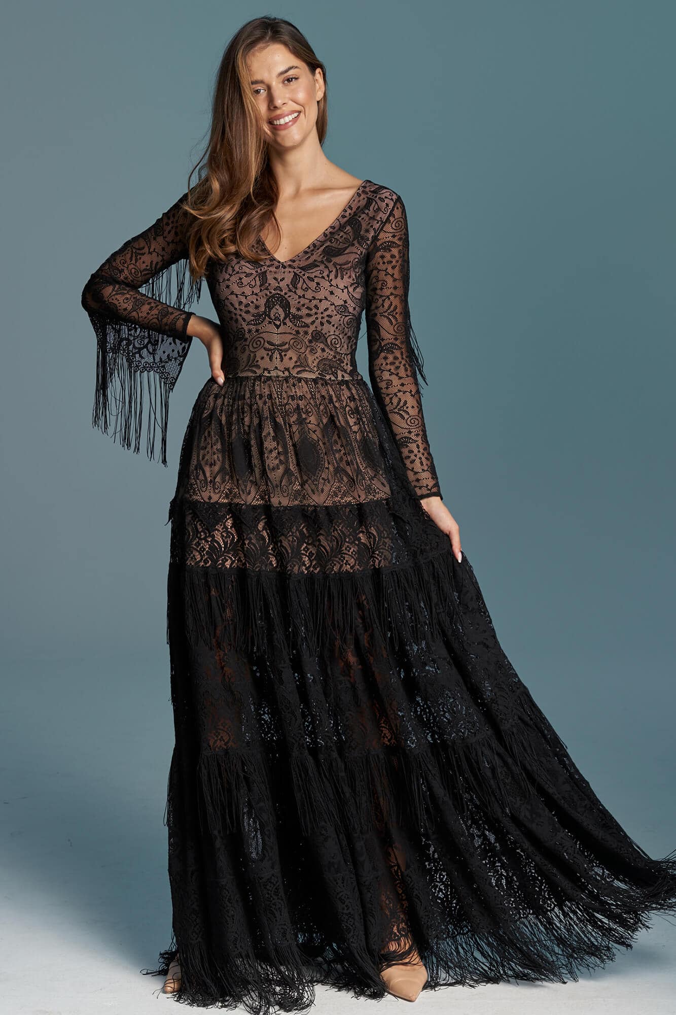 suknia z długimi rękawami, wykonana z czarnej koronki, z frędzlami na rękawach i warstwowym dołem