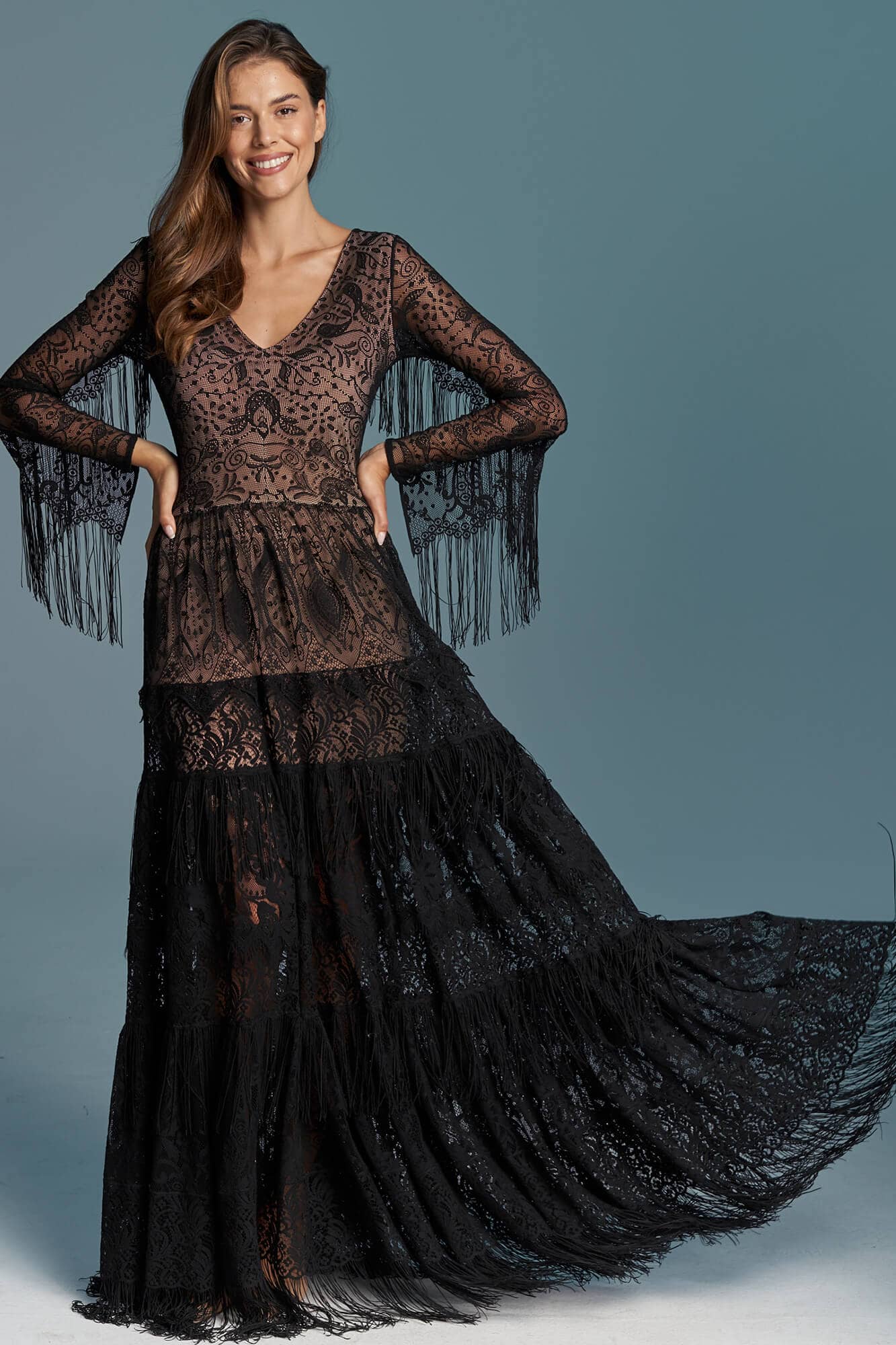 suknia z długimi rękawami, zdobiona koronką w kolorze czarnym, z falbaniastym dołem