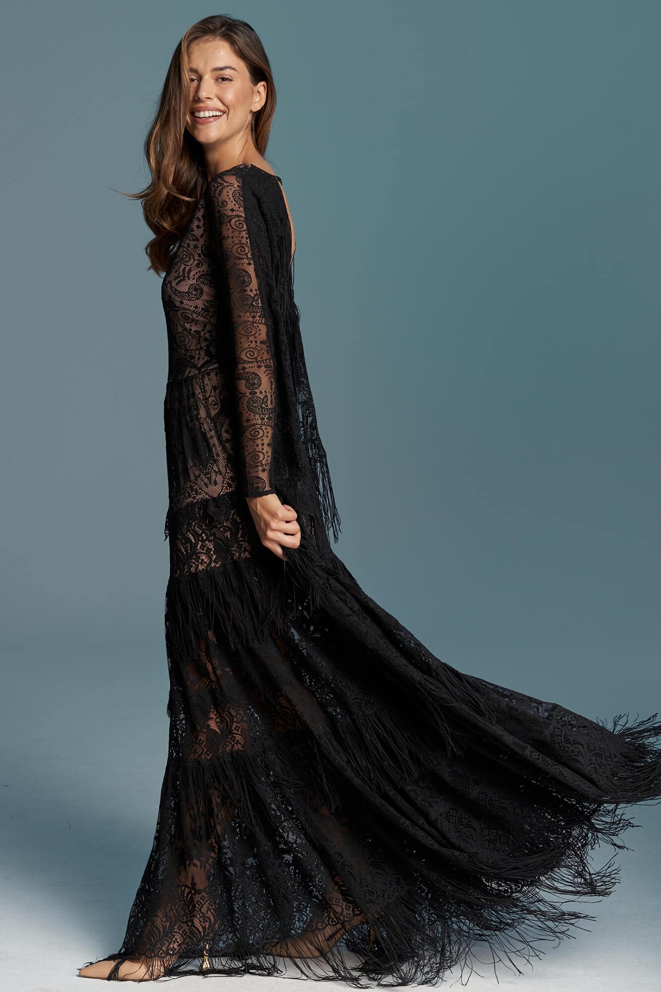 suknia z długimi rękawami, wykonana z czarnego materiału z koronkowymi detalami