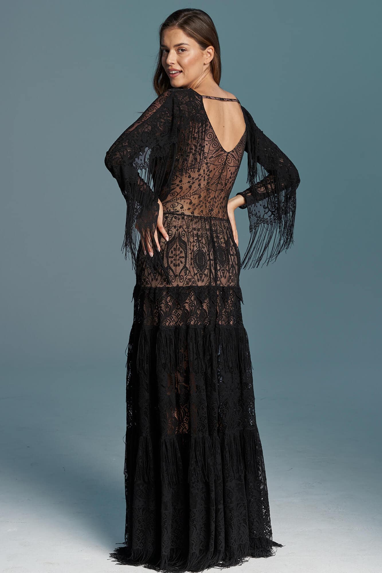 suknia z długimi rękawami, ozdobiona koronką, w kolorze czarnym z frędzlami na dole