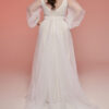 suknia ślubna z długimi, transparentnymi rękawami i koronkowym dołem, widoczna z tyłu na różowym tle