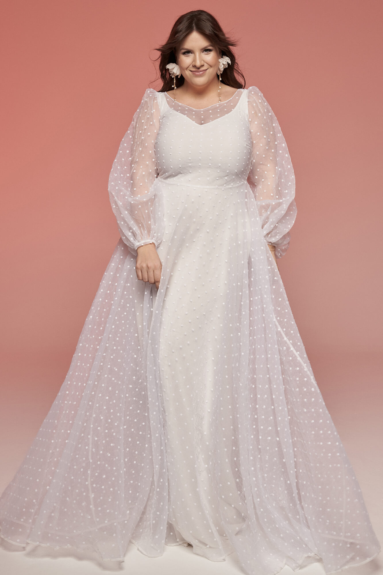 suknia ślubna z długimi, przezroczystymi rękawami i prostym krojem w kolorze białym