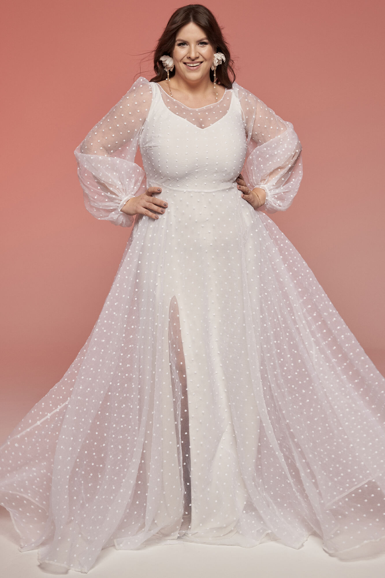 suknia ślubna z długimi rękawami, z prześwitującym materiałem i rozcięciem z przodu