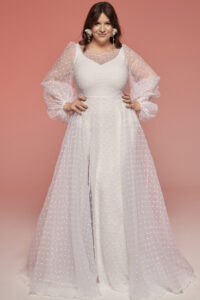 suknia ślubna z długimi, transparentnymi rękawami i koronkowym wykończeniem, w kolorze białym.