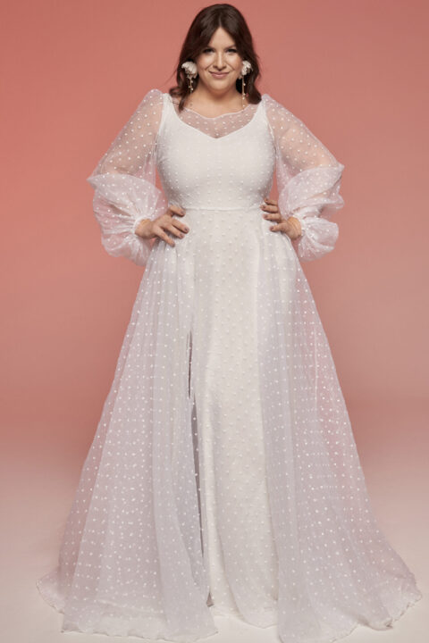 suknia ślubna z długimi, transparentnymi rękawami i koronkowym wykończeniem, w kolorze białym.